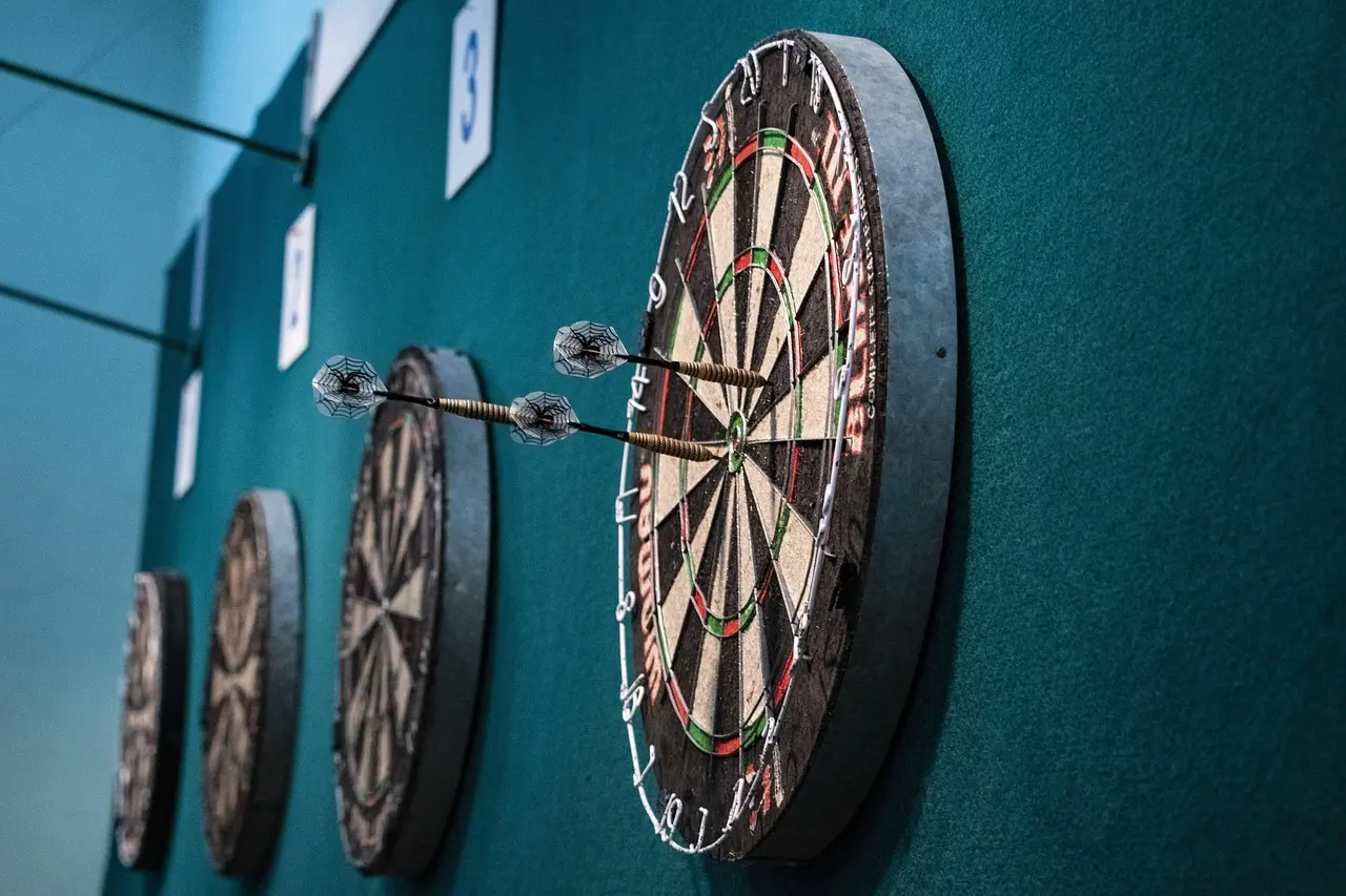 Dartskiver med pile i bullseye