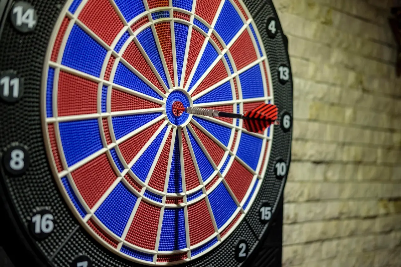 En dartskive med en pil i bullseye