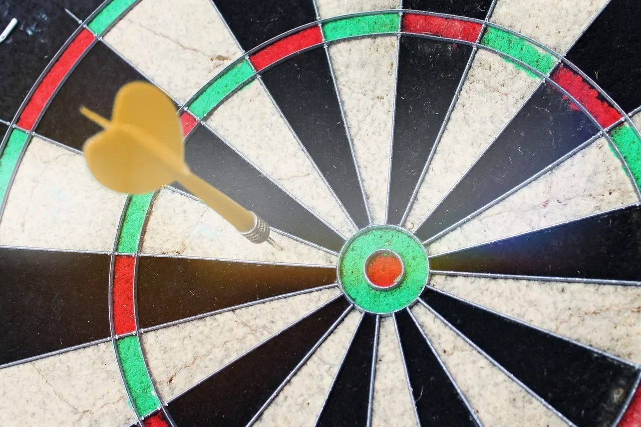 Gul dartpil tæt på bullseye